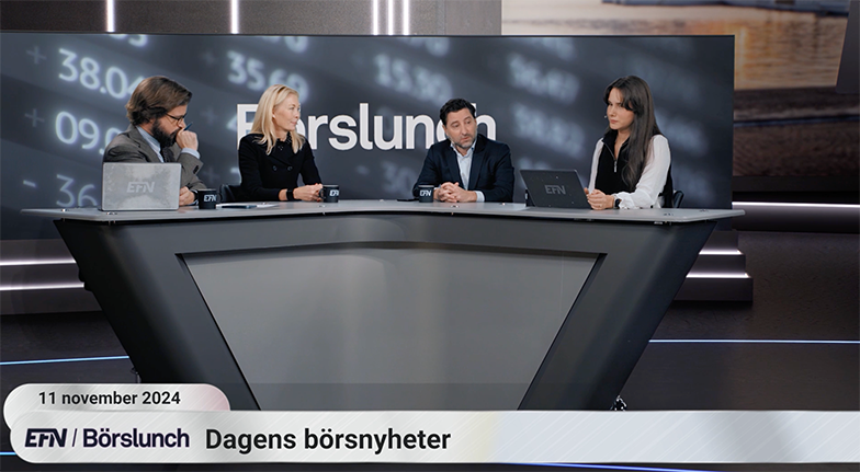 Anna sitter i et studio hos EFN