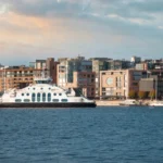 Ferje på vei inn til Aker Brygge