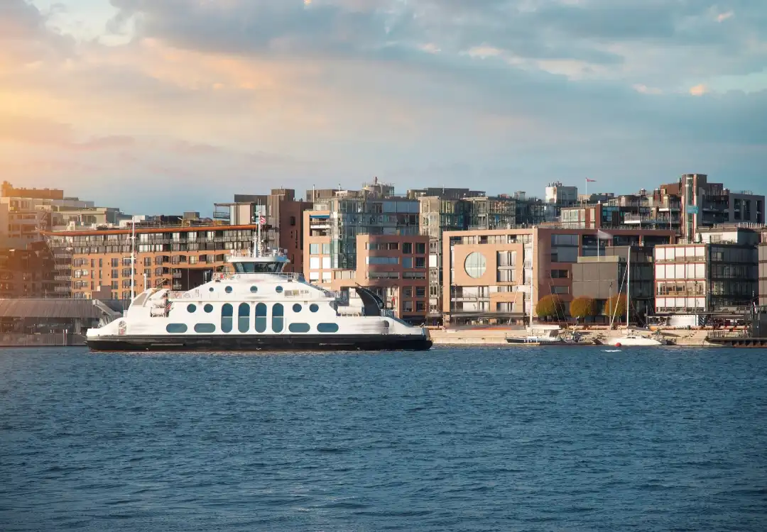 Ferje på vei inn til Aker Brygge
