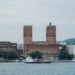 Bilde tatt fra havet, av aker brygge og rådhuset