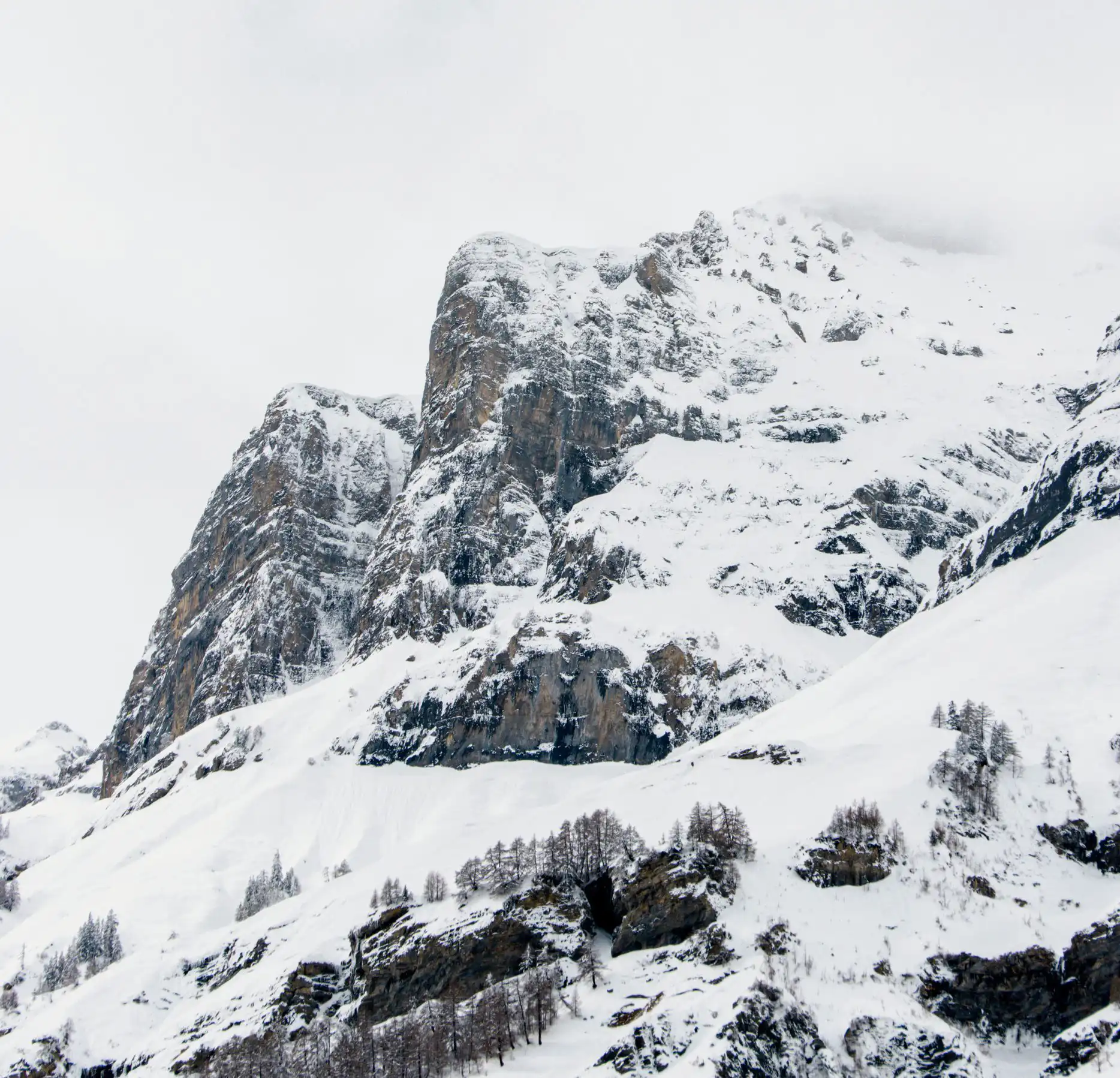 Snø på et høyt fjell
