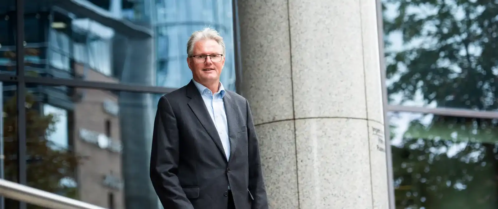 Leif Eriksrød står utenfor en bygning