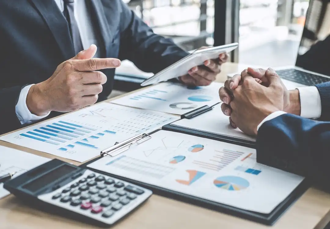 Menn i dress med dokumenter