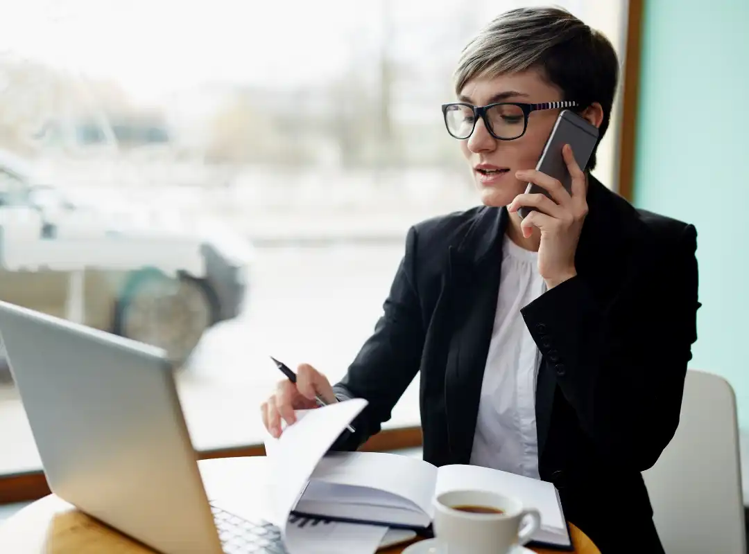 Dame sitter og prater i telefonen