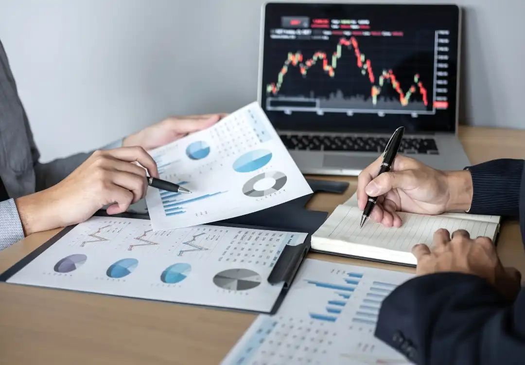 2 personer som ser på dokumenter