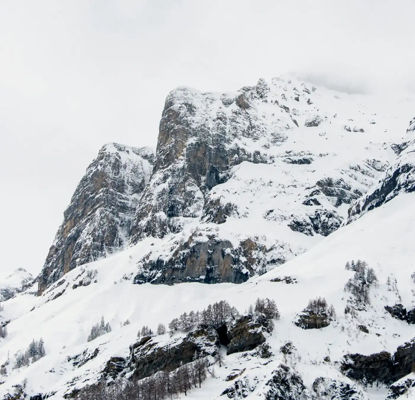 Snø på et høyt fjell