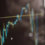 Grafer på en skjerm som indikerer prestasjon på fond