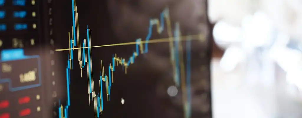 Grafer på en skjerm som indikerer prestasjon på fond